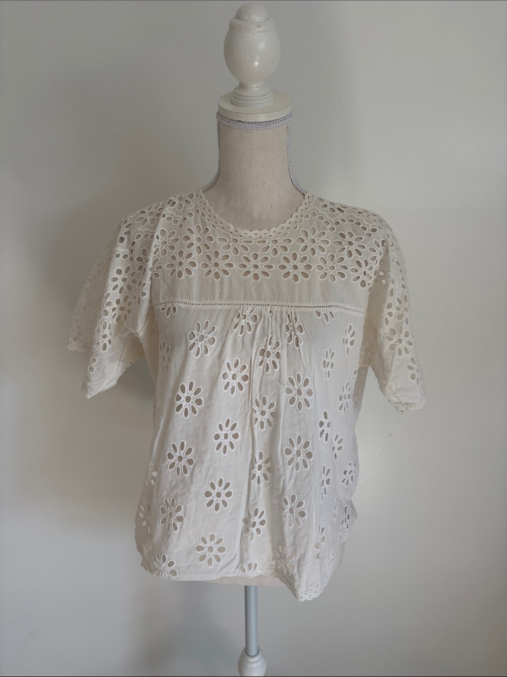 Doen Women's White Eyelet Floral Short-Sleeve Top Medium